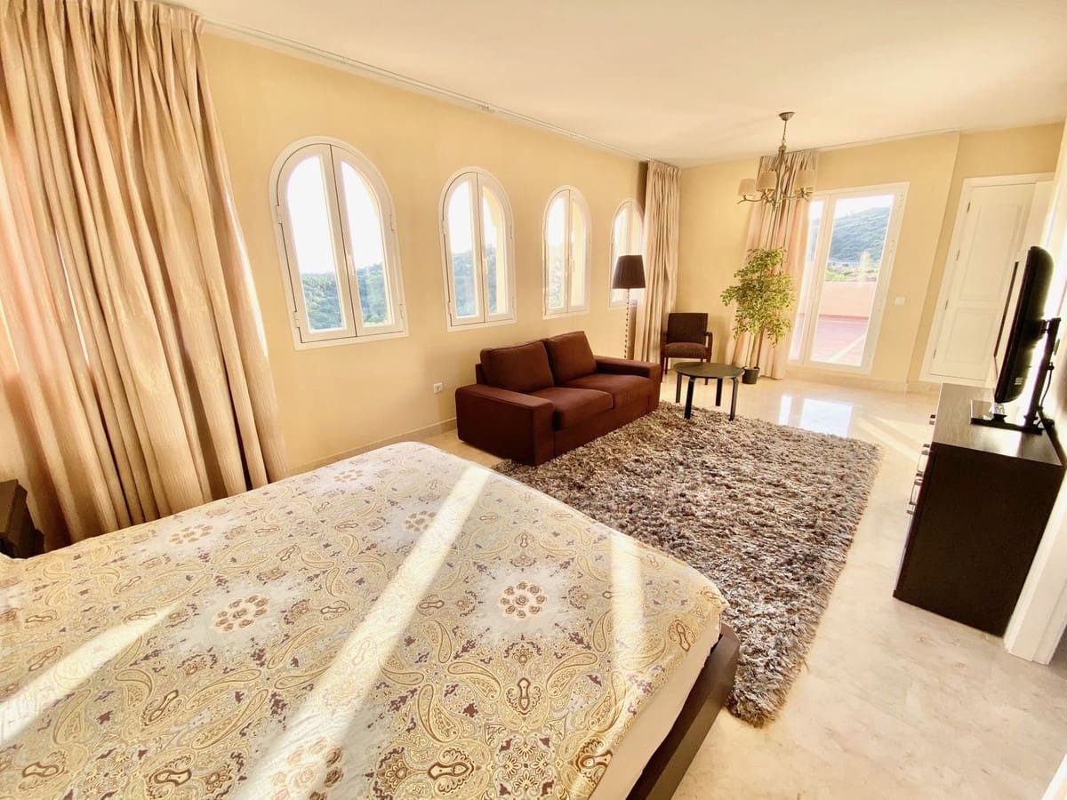 3 bedroom Penthouse for sale in Elviria with pool garage - € 645,000 (Ref: 9687503)