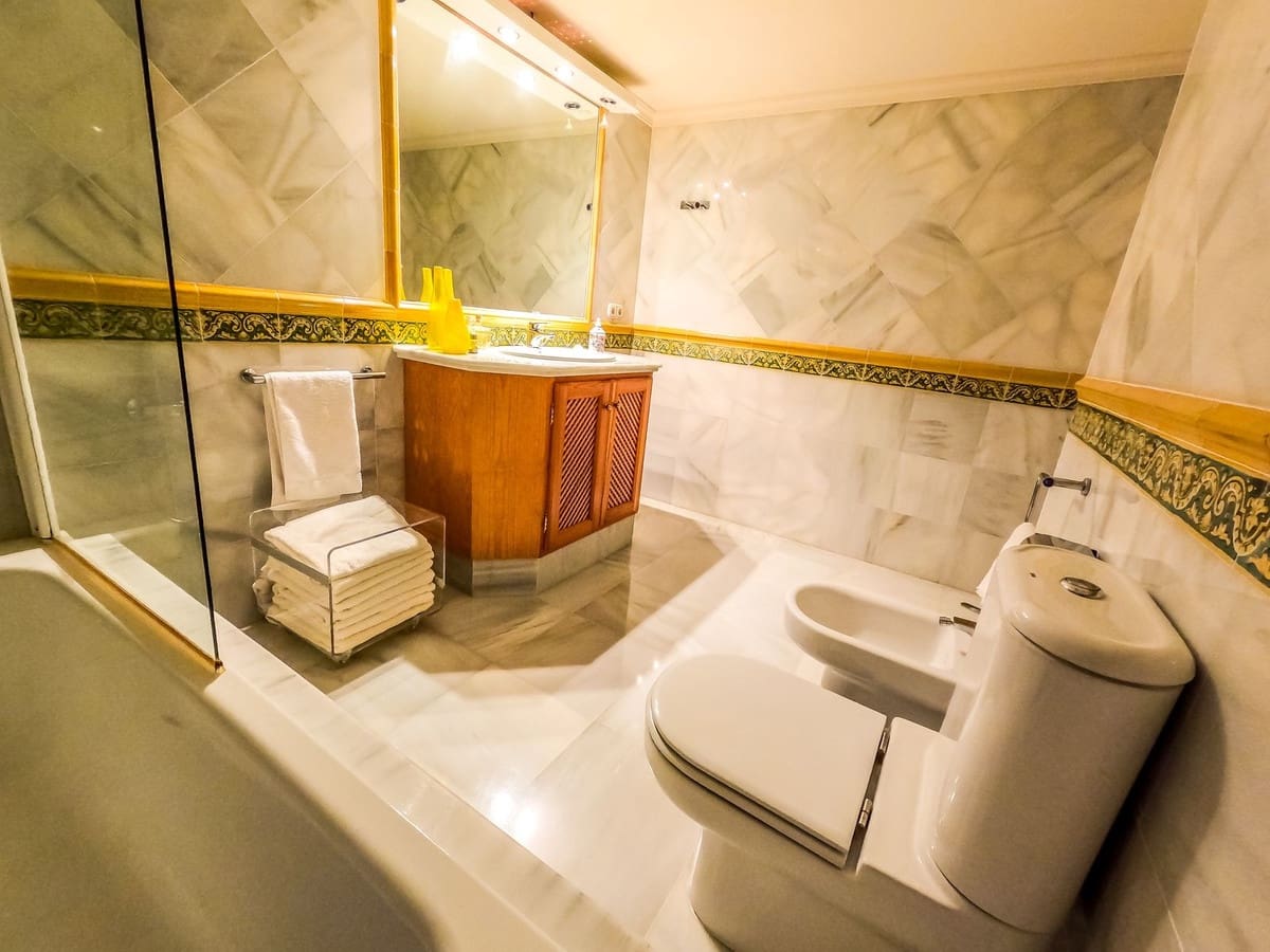 2 sypialnia Penthouse na sprzedaż w Benahavis z basenem garażem - 649 000 € (Ref: 9691414)