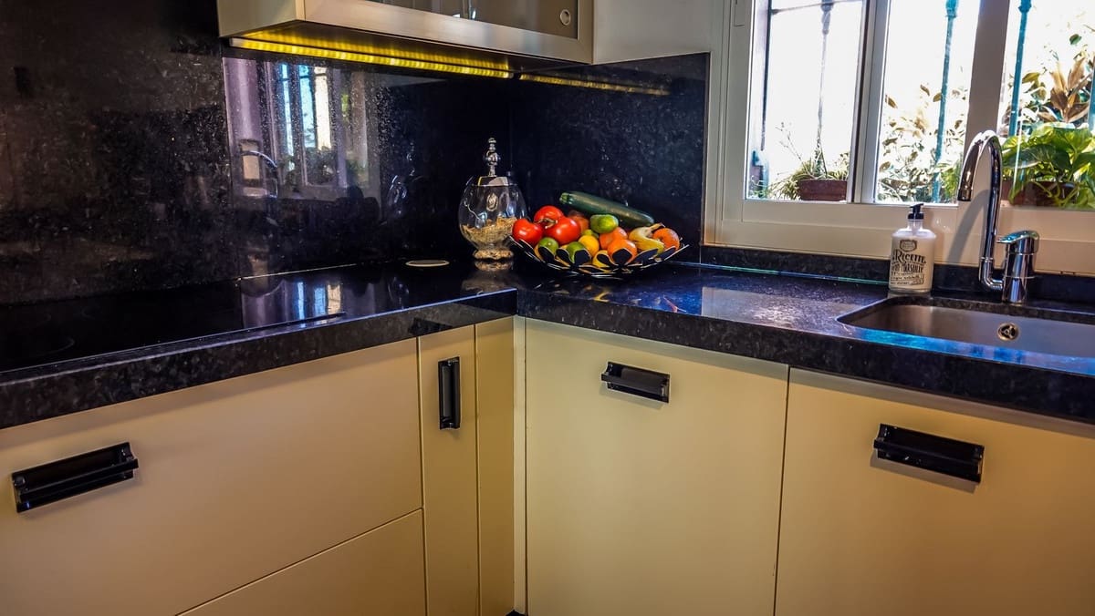 2 sypialnia Penthouse na sprzedaż w Benahavis z basenem garażem - 649 000 € (Ref: 9691414)