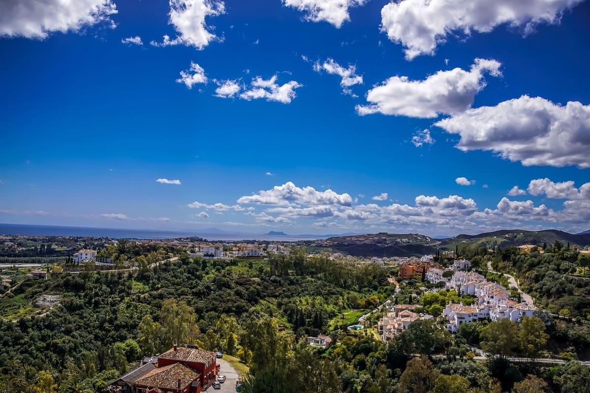 2 sypialnia Penthouse na sprzedaż w Benahavis z basenem garażem - 649 000 € (Ref: 9691414)