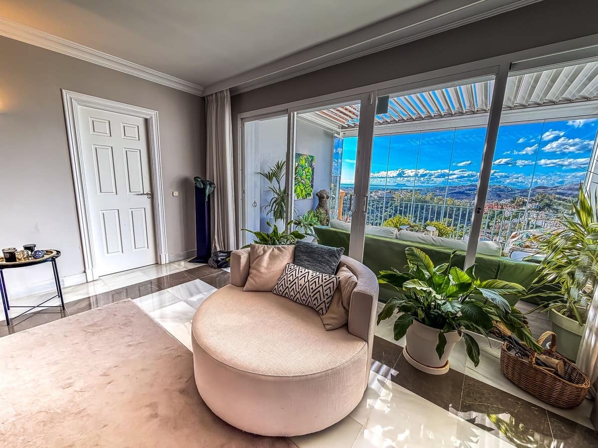 2 sypialnia Penthouse na sprzedaż w Benahavis z basenem garażem - 649 000 € (Ref: 9691414)