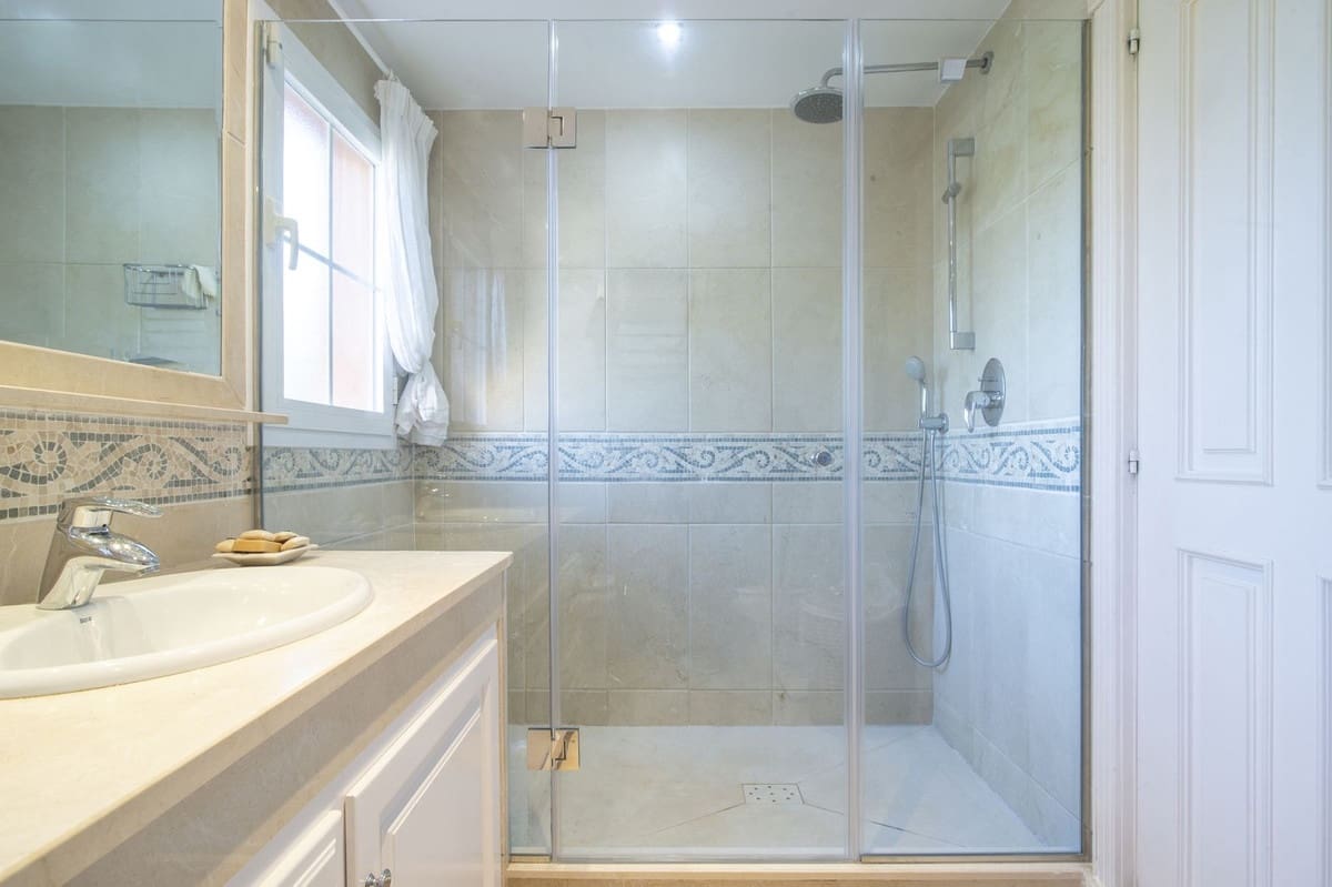 3 bedroom Apartment for sale in Nueva Andalucia with pool garage - € 775,000 (Ref: 9691422)