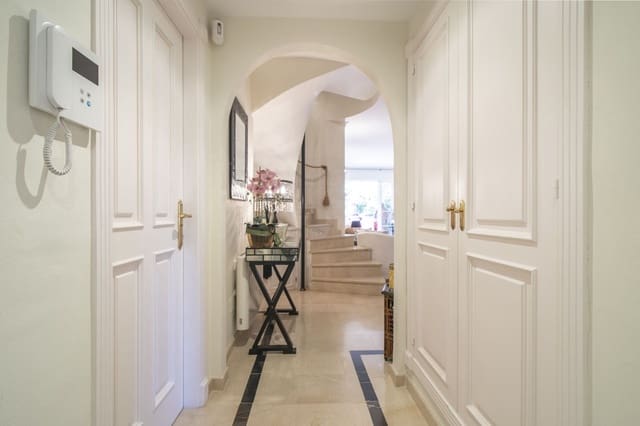 3 chambre Appartement à vendre à Nueva Andalucia, Marbella avec piscine garage - 775 000 € (Ref: 9691422)