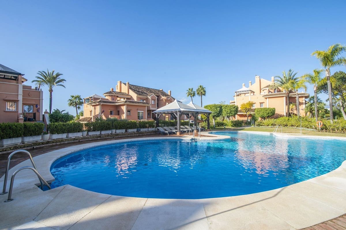 3 bedroom Apartment for sale in Nueva Andalucia with pool garage - € 775,000 (Ref: 9691422)