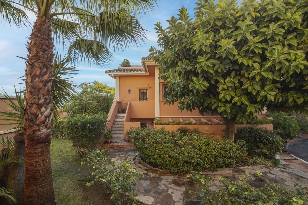 3 bedroom Apartment for sale in Nueva Andalucia with pool garage - € 775,000 (Ref: 9691422)