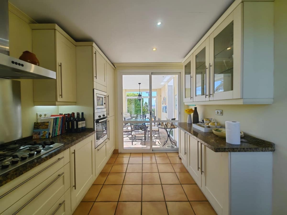 3 soverom Villa til salgs i Estepona med svømmebasseng garasje - € 1 200 000 (Ref: 9691586)