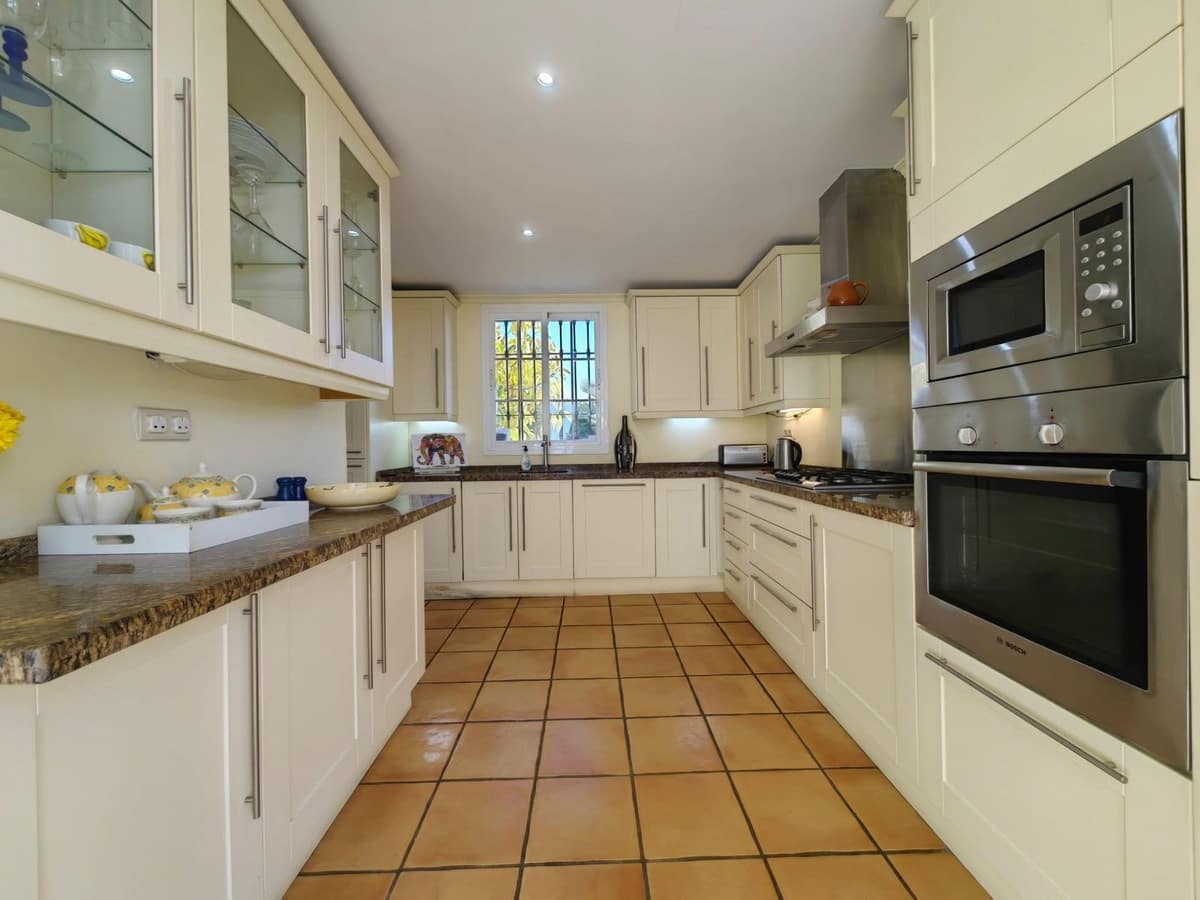 3 soverom Villa til salgs i Estepona med svømmebasseng garasje - € 1 200 000 (Ref: 9691586)