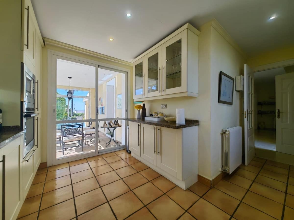 3 soverom Villa til salgs i Estepona med svømmebasseng garasje - € 1 200 000 (Ref: 9691586)