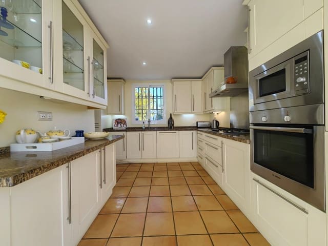 3 soverom Villa til salgs i Estepona med svømmebasseng garasje - € 1 200 000 (Ref: 9691586)