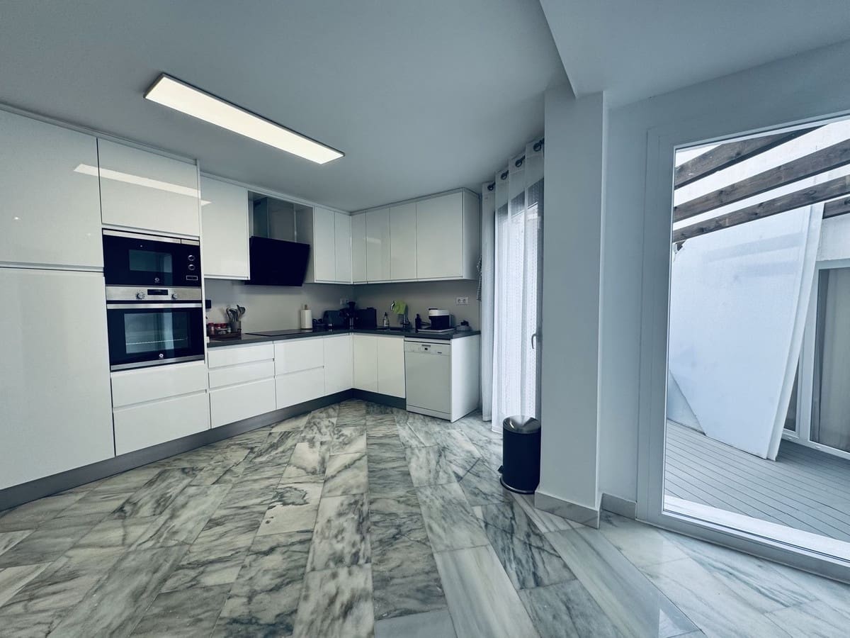 3 sypialnia Apartament na sprzedaż w Marbella z basenem - 780 000 € (Ref: 9691594)