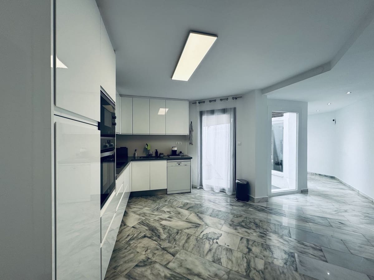 3 sypialnia Apartament na sprzedaż w Marbella z basenem - 780 000 € (Ref: 9691594)