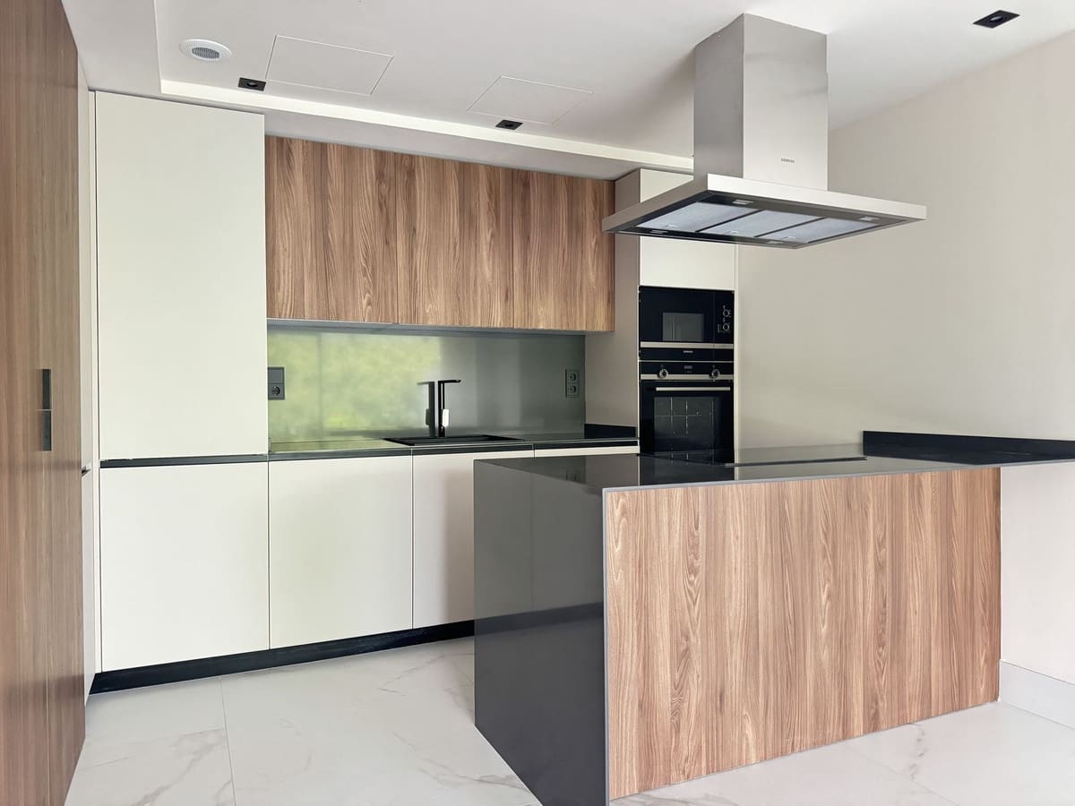 Apartamento de 3 habitaciones en San Pedro de Alcantara en venta con piscina garaje - 1.099.000 € (Ref: 9691601)