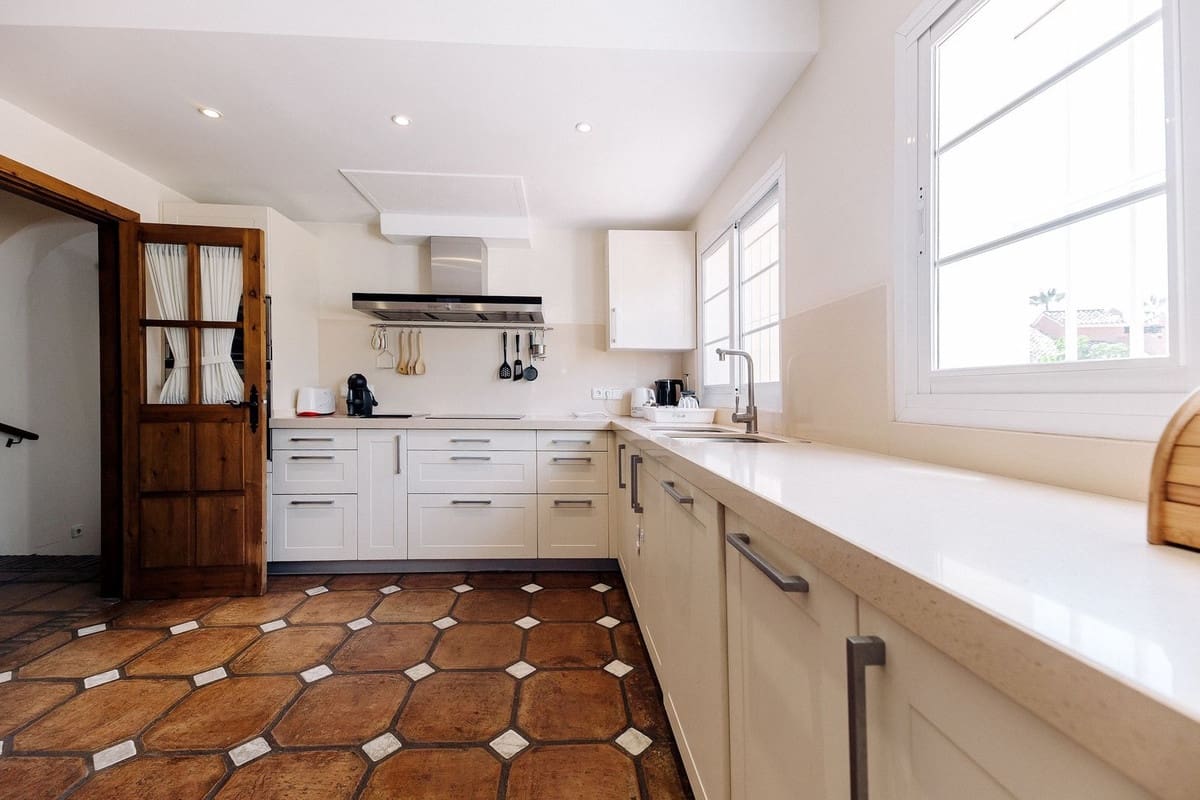 5 Zimmer Villa zu verkaufen in Bahia de Marbella mit Pool Garage - 3.595.000 € (Ref: 9691605)