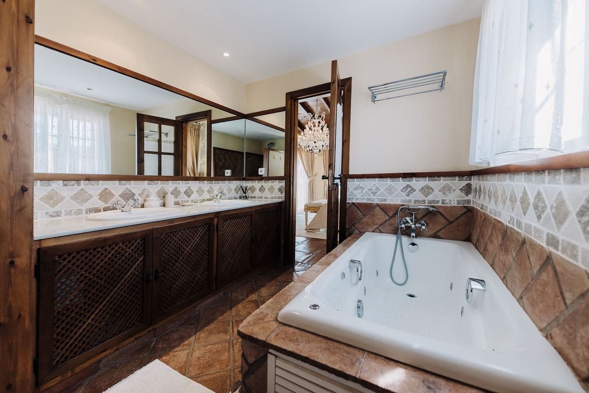 5 Zimmer Villa zu verkaufen in Bahia de Marbella mit Pool Garage - 3.595.000 € (Ref: 9691605)