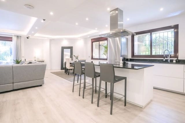 4 soverom Kjedet enebolig til salgs i Golden Mile, Marbella med svømmebasseng garasje - € 1 700 000 (Ref: 9694011)