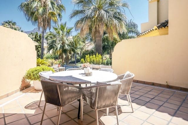 4 soverom Kjedet enebolig til salgs i Golden Mile, Marbella med svømmebasseng garasje - € 1 700 000 (Ref: 9694011)