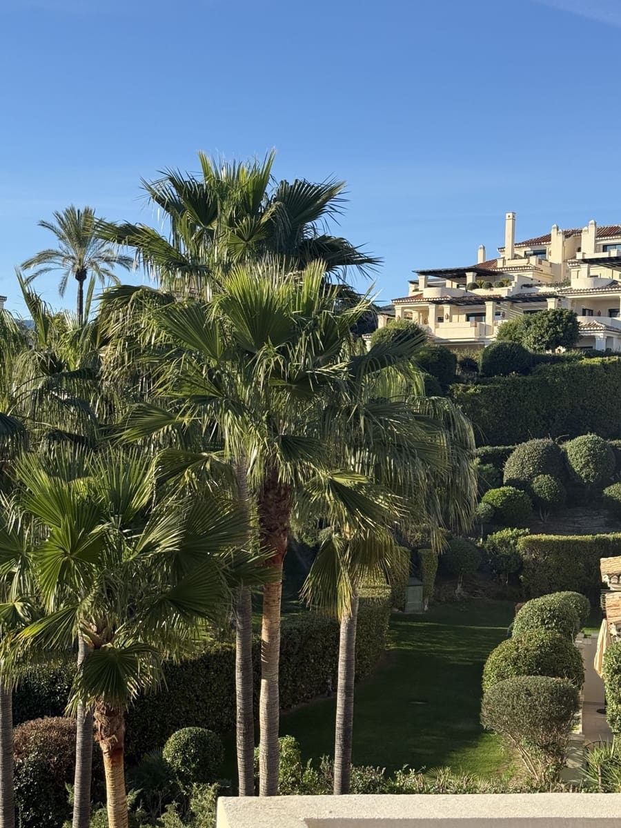 3 sypialnia Penthouse na sprzedaż w Benahavis z basenem garażem - 975 000 € (Ref: 9694012)