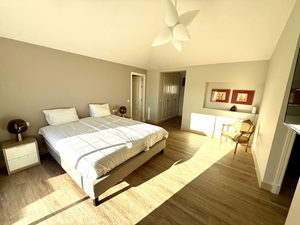 3 sypialnia Penthouse na sprzedaż w Benahavis z basenem garażem - 975 000 € (Ref: 9694012)