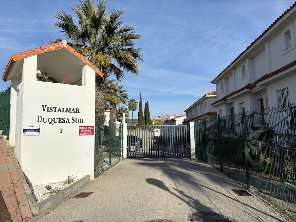 2 soveværelse Lejlighed til salg i La Duquesa / Puerto de la Duquesa med swimmingpool - € 193.000 (Ref: 9694099)