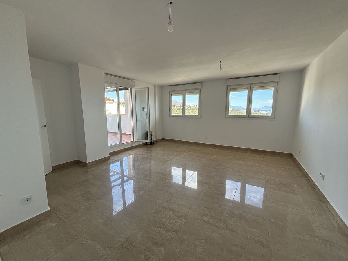 3 soveværelse Penthouse til salg i La Duquesa / Puerto de la Duquesa med swimmingpool - € 368.000 (Ref: 9694138)
