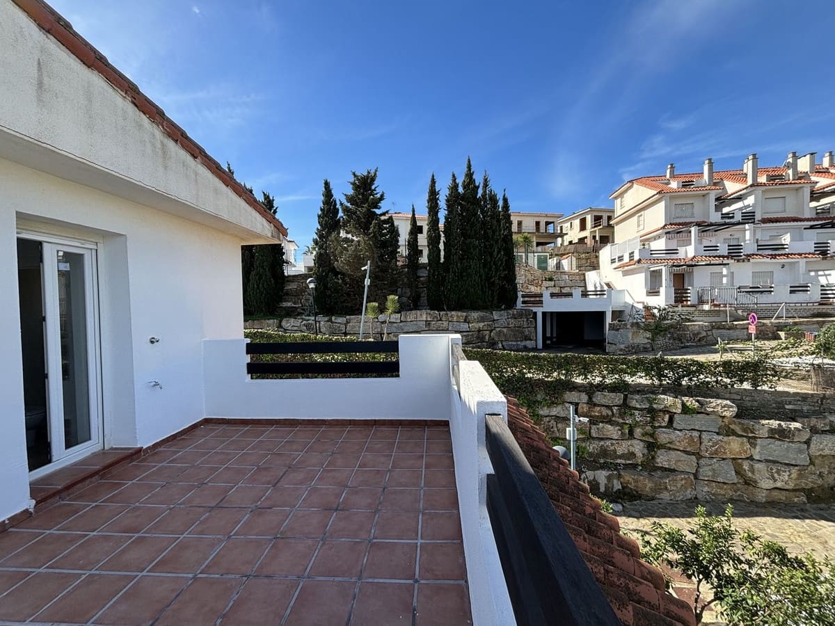 3 soveværelse Penthouse til salg i La Duquesa / Puerto de la Duquesa med swimmingpool - € 368.000 (Ref: 9694138)