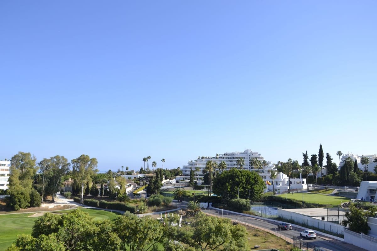 4 sypialnia Penthouse na sprzedaż w Guadalmina z basenem garażem - 950 000 € (Ref: 9694144)