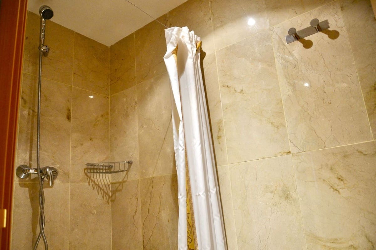 4 sypialnia Penthouse na sprzedaż w Guadalmina z basenem garażem - 950 000 € (Ref: 9694144)