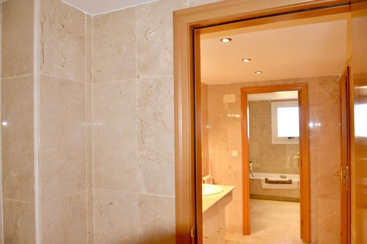 4 sypialnia Penthouse na sprzedaż w Guadalmina z basenem garażem - 950 000 € (Ref: 9694144)