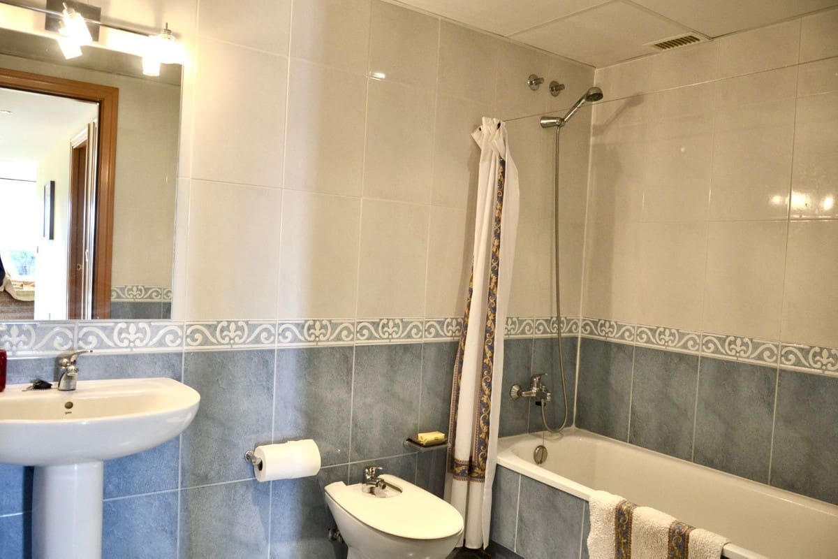 4 sypialnia Penthouse na sprzedaż w Guadalmina z basenem garażem - 950 000 € (Ref: 9694144)