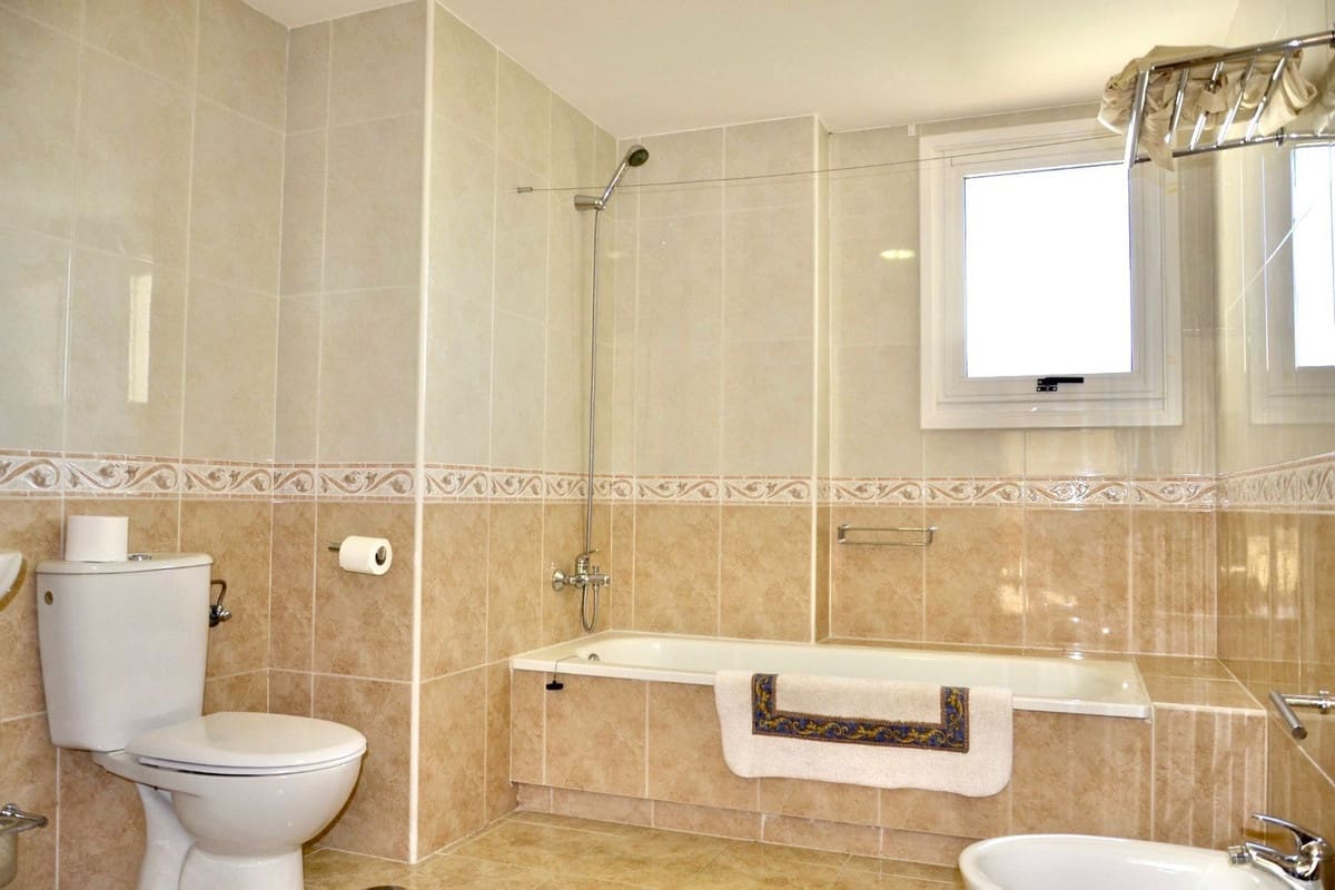 4 sypialnia Penthouse na sprzedaż w Guadalmina z basenem garażem - 950 000 € (Ref: 9694144)