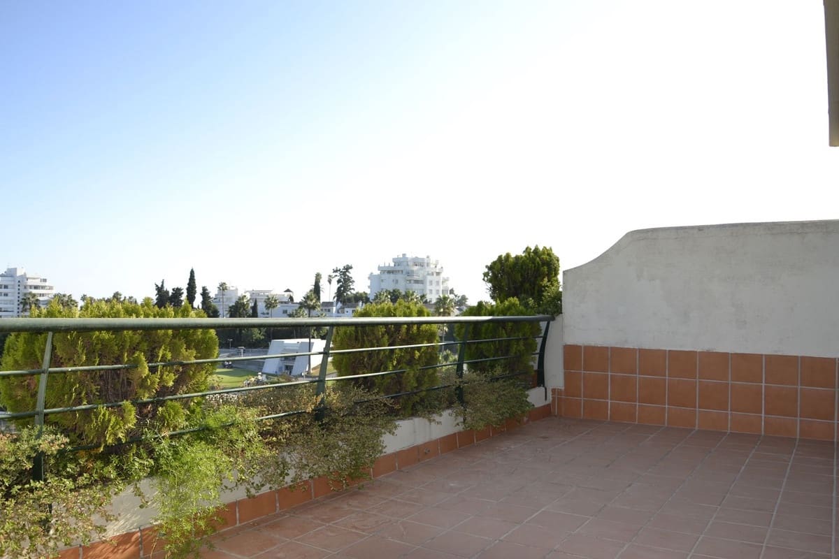 4 sypialnia Penthouse na sprzedaż w Guadalmina z basenem garażem - 950 000 € (Ref: 9694144)