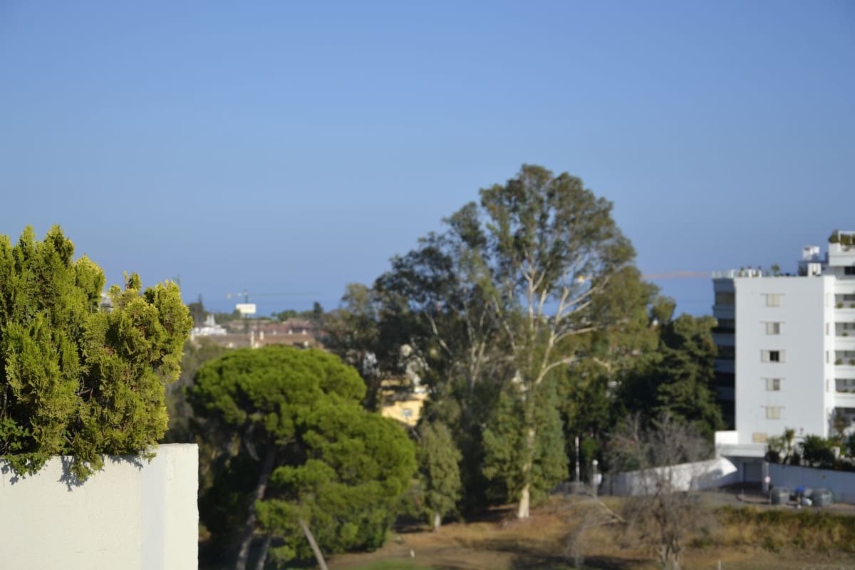 4 sypialnia Penthouse na sprzedaż w Guadalmina z basenem garażem - 950 000 € (Ref: 9694144)