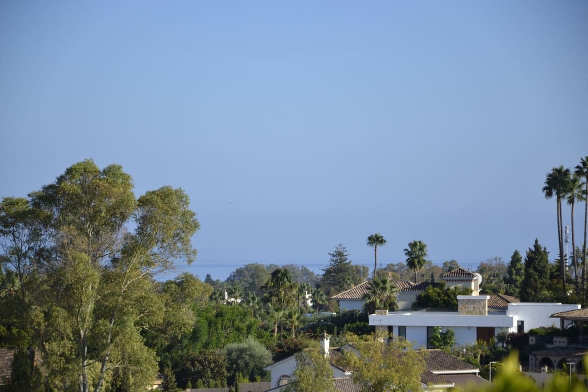 4 sypialnia Penthouse na sprzedaż w Guadalmina z basenem garażem - 950 000 € (Ref: 9694144)