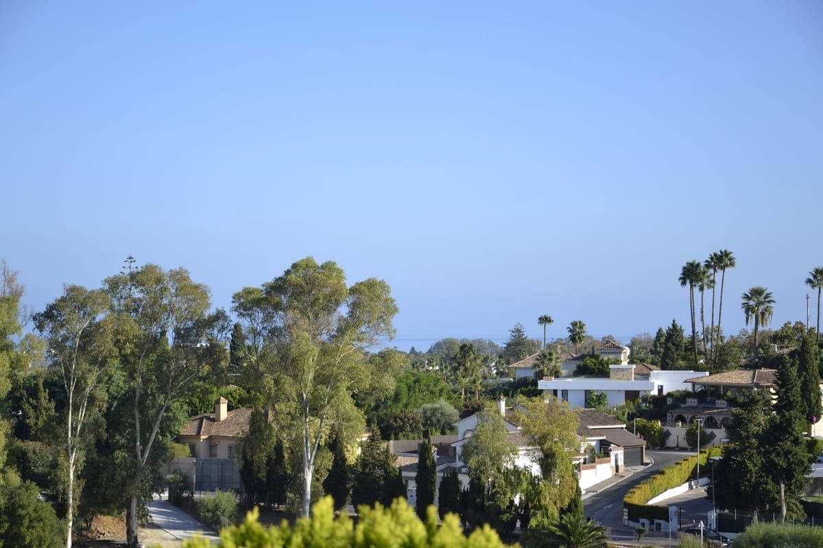 4 sypialnia Penthouse na sprzedaż w Guadalmina z basenem garażem - 950 000 € (Ref: 9694144)