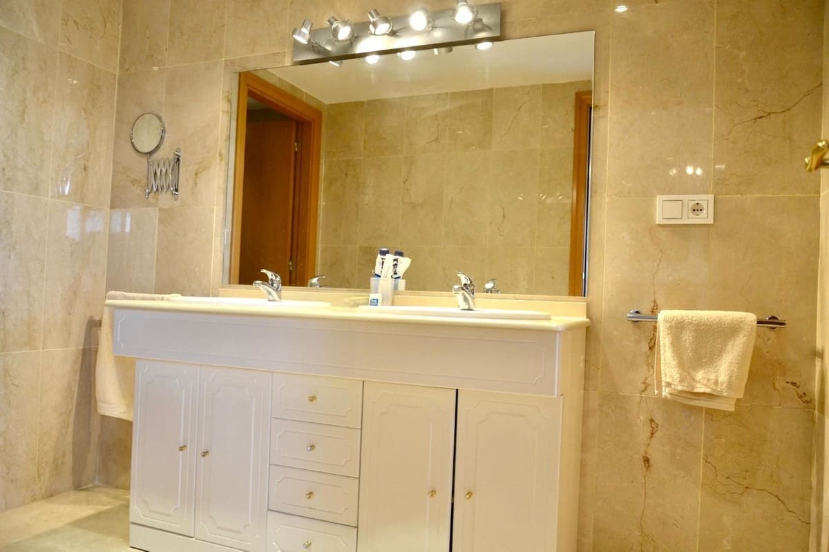 4 sypialnia Penthouse na sprzedaż w Guadalmina z basenem garażem - 950 000 € (Ref: 9694144)