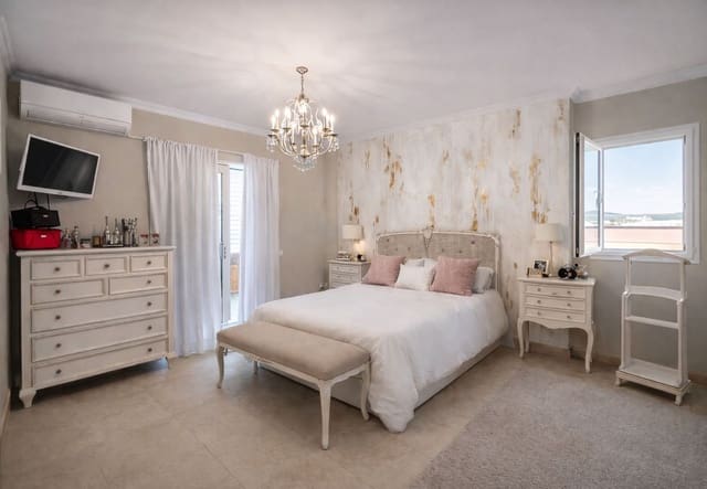 5 makuuhuone Omakotitalo myytävänä paikassa San Pedro de Alcantara, Marbella mukana uima-altaan 
autotalli - 990 000 € (Ref: 9694146)