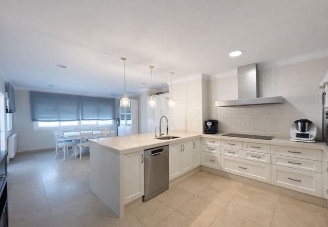 5 makuuhuone Omakotitalo myytävänä paikassa San Pedro de Alcantara, Marbella mukana uima-altaan 
autotalli - 990 000 € (Ref: 9694146)