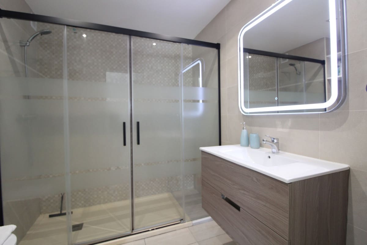 2 bedroom Apartment for sale in Nueva Andalucia with pool garage - € 435,000 (Ref: 9694147)