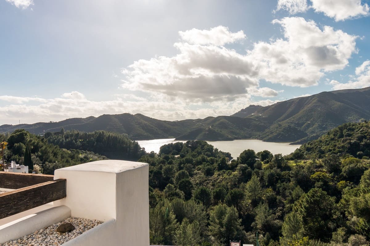 2 soveværelse Semi-Rækkehus til salg i Istan med garage - € 565.000 (Ref: 9694149)