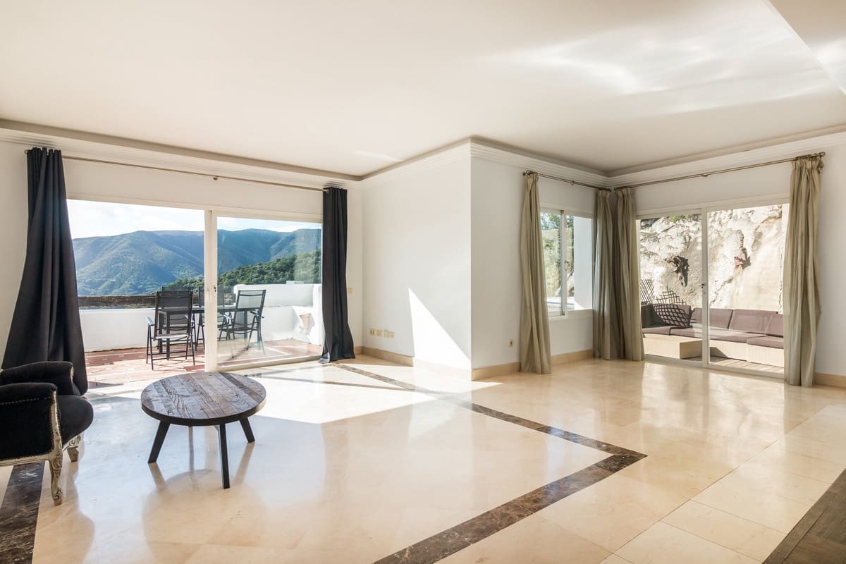 2 soveværelse Semi-Rækkehus til salg i Istan med garage - € 565.000 (Ref: 9694149)