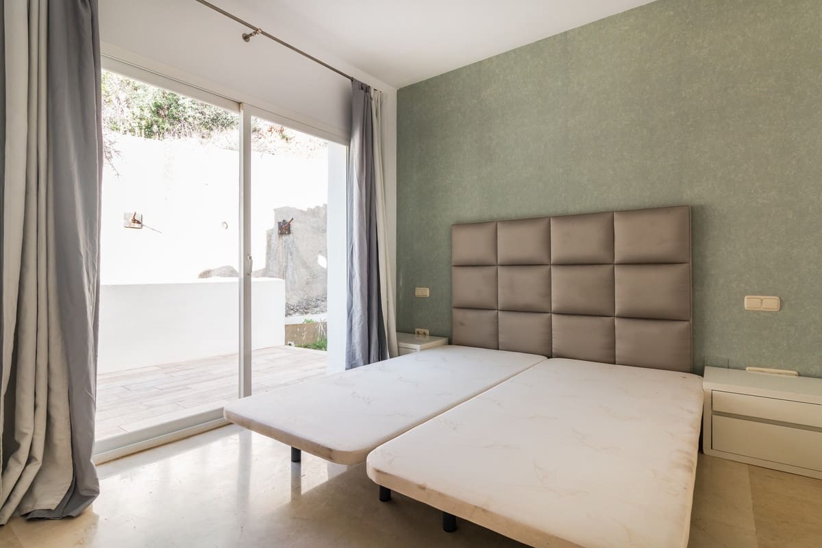 2 soveværelse Semi-Rækkehus til salg i Istan med garage - € 565.000 (Ref: 9694149)