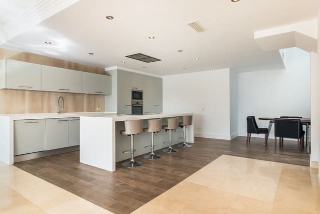 2 soveværelse Semi-Rækkehus til salg i Istán med garage - € 565.000 (Ref: 9694149)