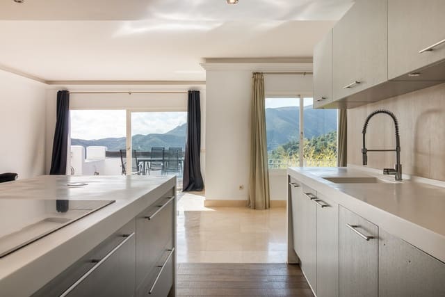 2 soveværelse Semi-Rækkehus til salg i Istán med garage - € 565.000 (Ref: 9694149)