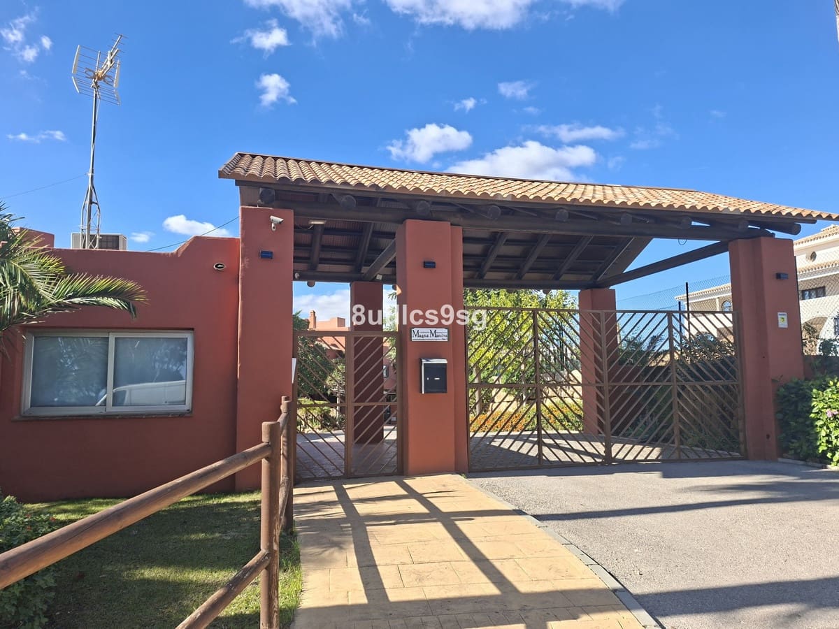 2 soveværelse Byhus til salg i Manilva med swimmingpool garage - € 479.000 (Ref: 9694150)