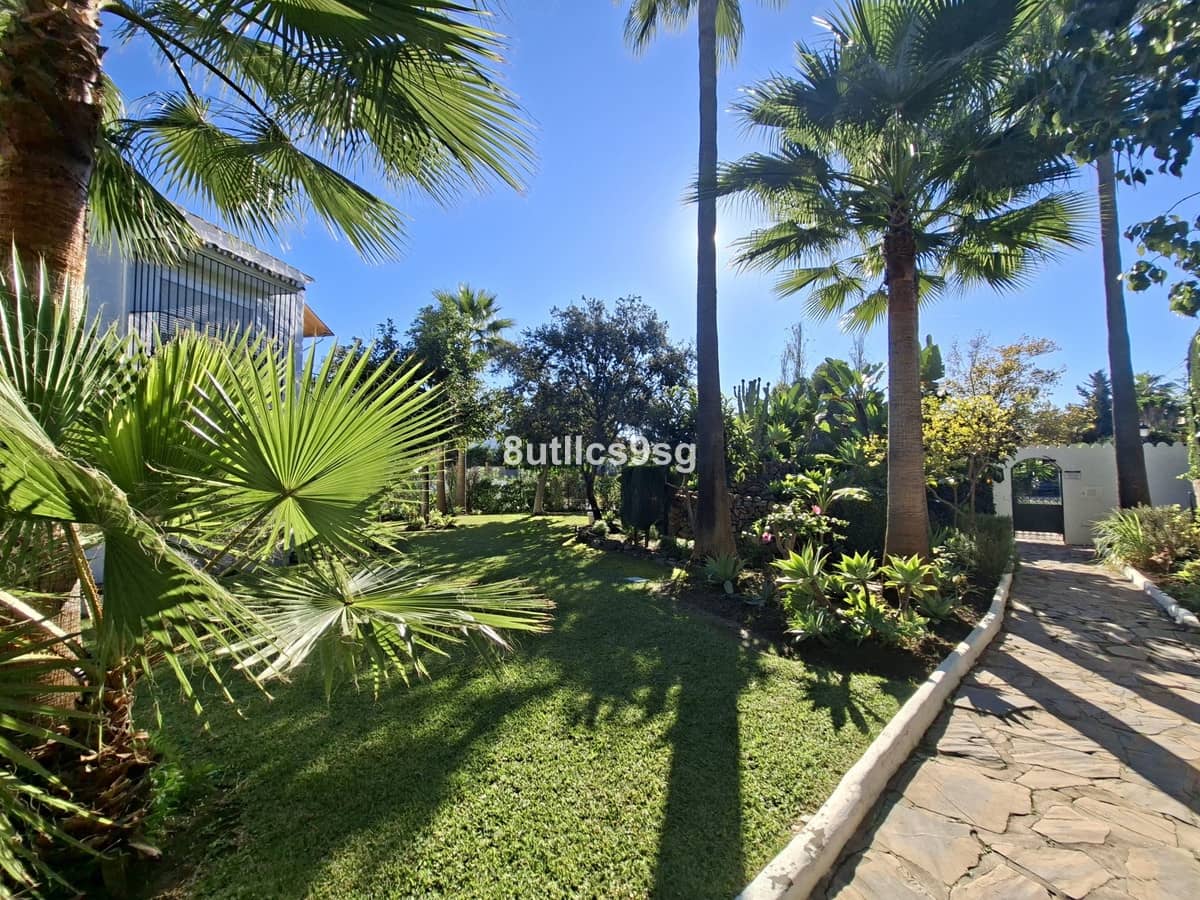 3 bedroom Apartment for sale in Nueva Andalucia with pool garage - € 549,000 (Ref: 9694151)