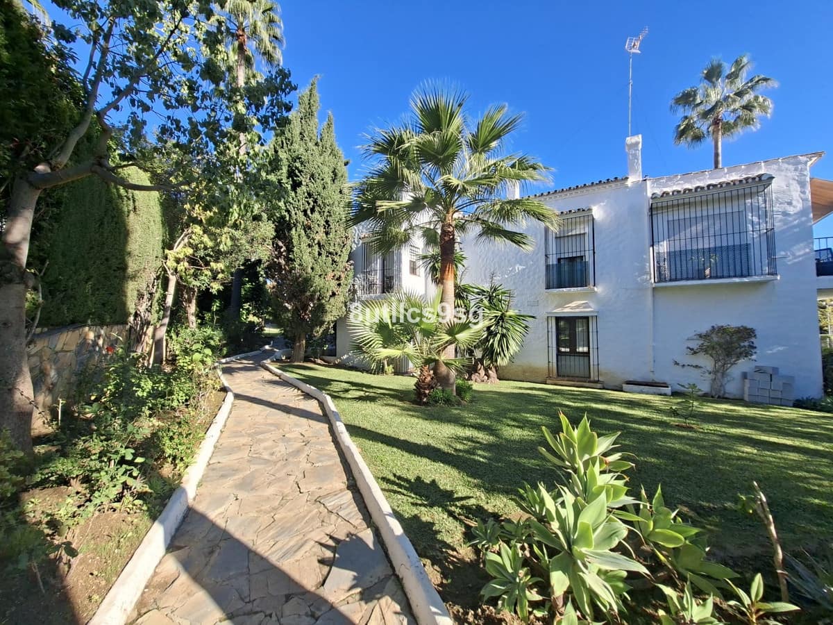 3 bedroom Apartment for sale in Nueva Andalucia with pool garage - € 549,000 (Ref: 9694151)