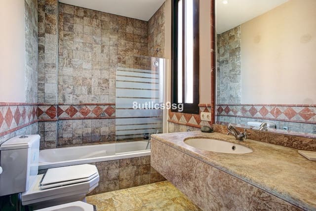 3 quarto Apartamento para venda em Estepona com piscina - 600 000 € (Ref: 9694153)