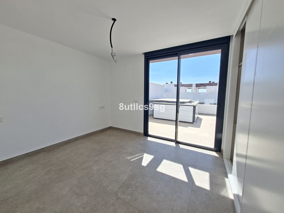 3 bedroom Penthouse for sale in Estepona with pool garage - € 1,290,000 (Ref: 9694155)