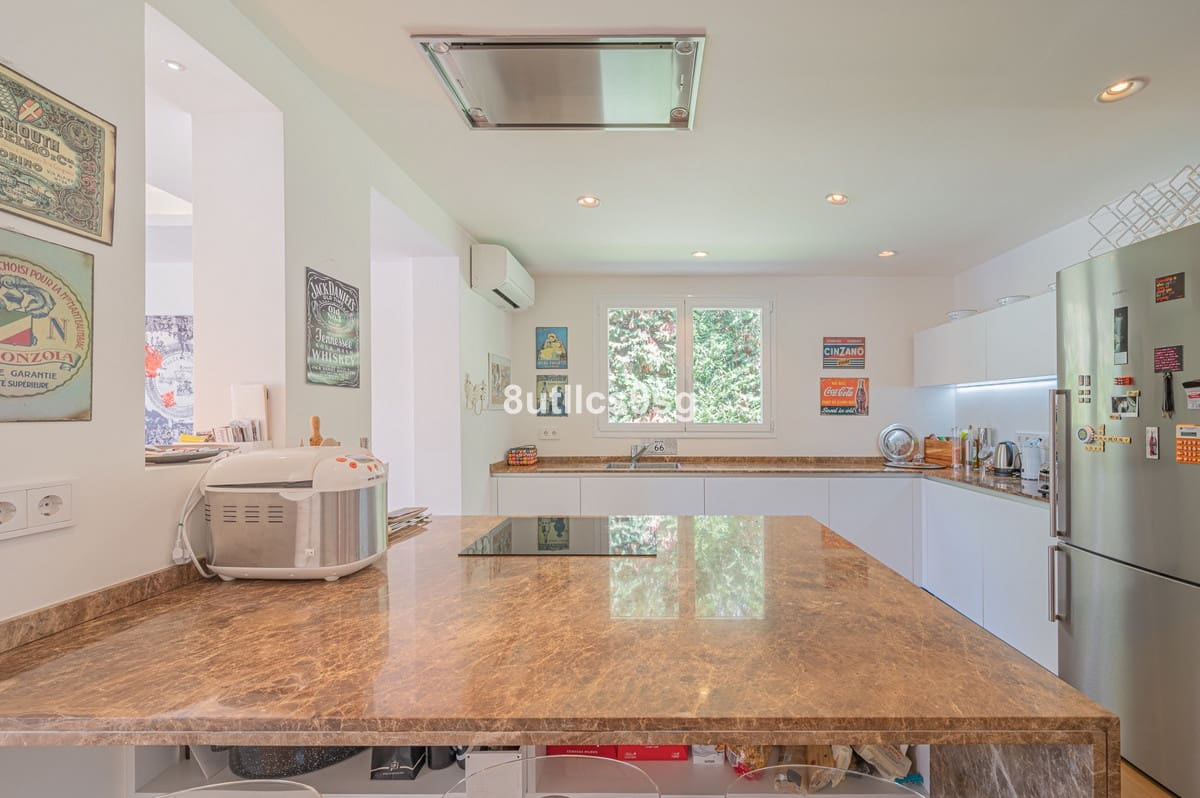 5 bedroom Villa for sale in Nueva Andalucia with pool garage - € 2,490,000 (Ref: 9694156)