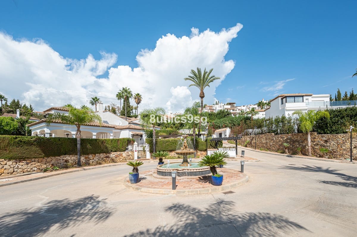 5 bedroom Villa for sale in Nueva Andalucia with pool garage - € 2,490,000 (Ref: 9694156)